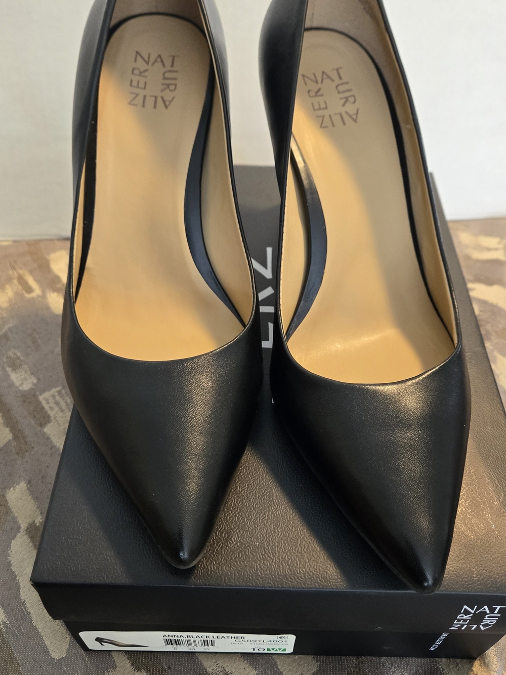 Naturalizer Black Leather Pointed-Toe Pumps 10W